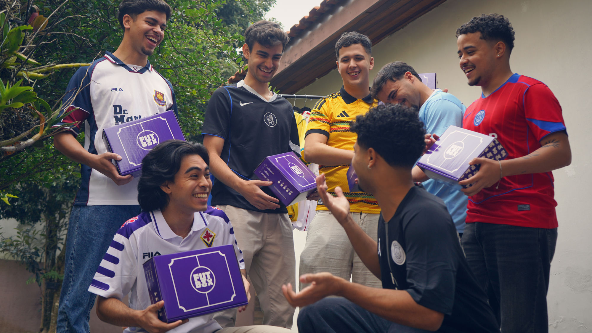 Galera da Futbox com as caixas e camisas