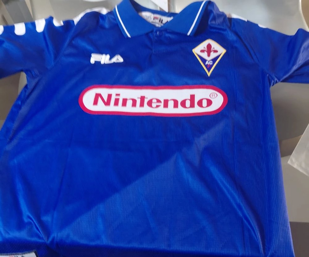 Camisa retrô azul da Fiorentina 98/99 com o patrocínio da Nintendo, ainda com etiqueta