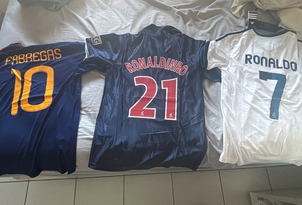 Três camisas retrô de costas com nome e número: Espanha 2010 Fàbregas 10, PSG Ronaldinho 21 e Real Madrid Ronaldo 7